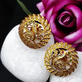 Gold circle shaped ear stud