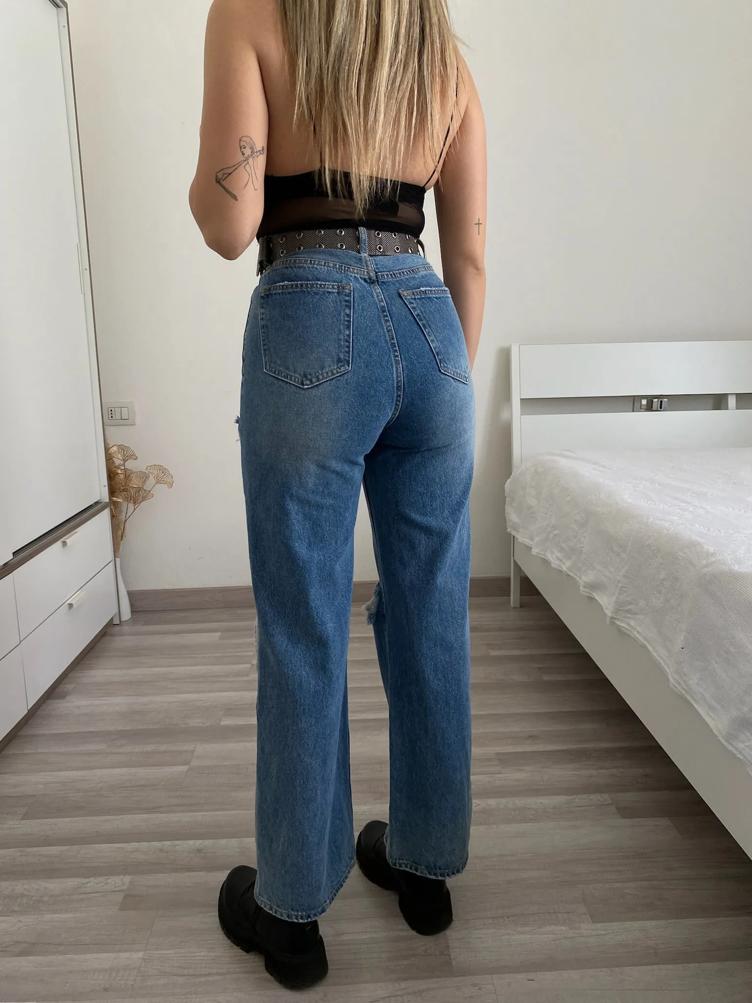 Jeans con strappi wide leg