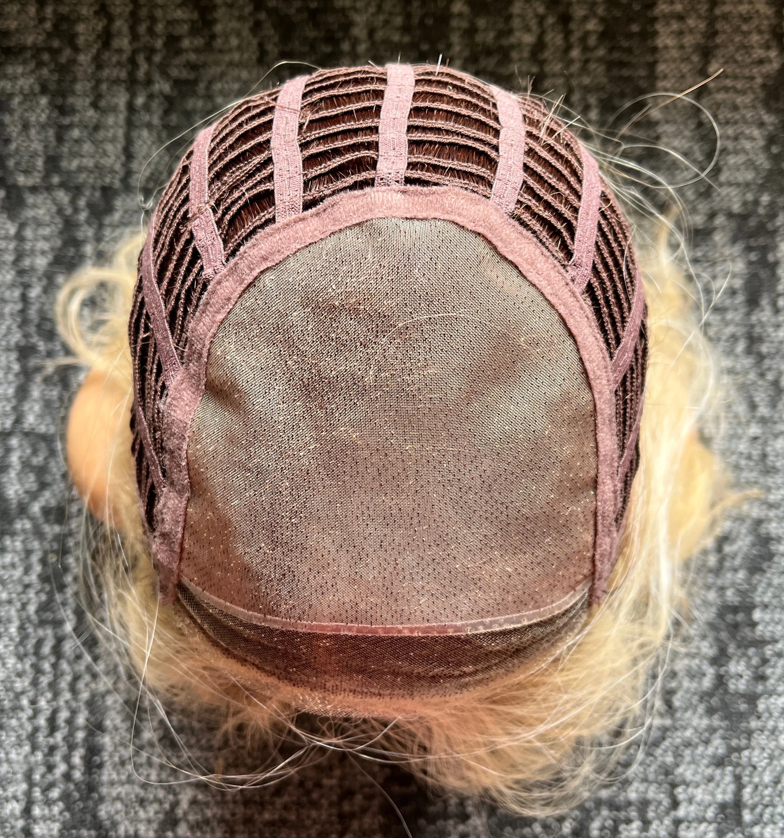 Preloved, Belle Tress, Spyhouse wig | Heat-friendly synthetic | Honey with Chai Latte | Average cap  | 22" length