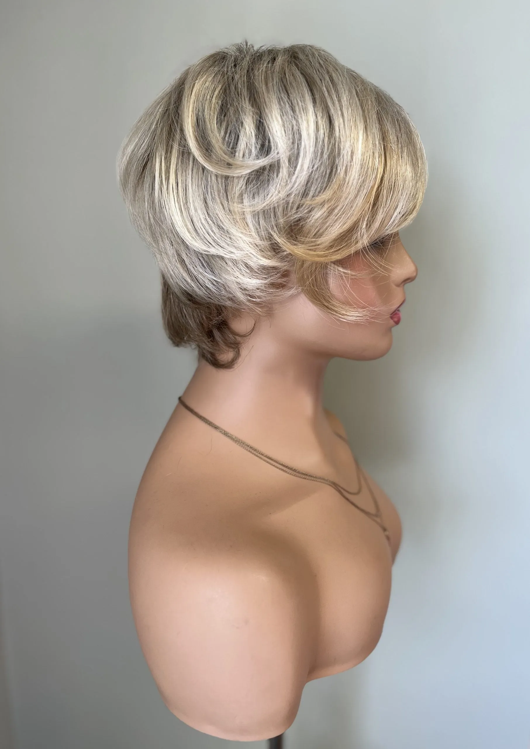 Preloved, brand unknown, Pixie-style wig | Synthetic fibre | Rooted blonde | Average cap | 8″ length