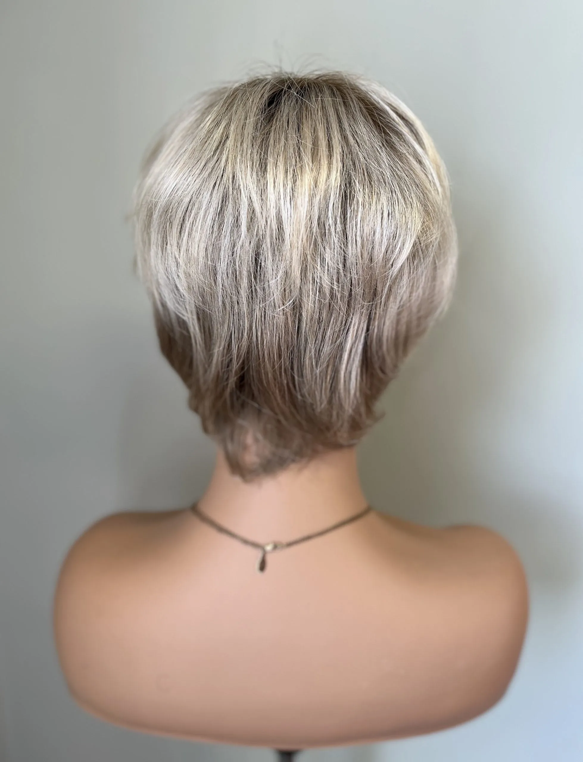 Preloved, brand unknown, Pixie-style wig | Synthetic fibre | Rooted blonde | Average cap | 8″ length