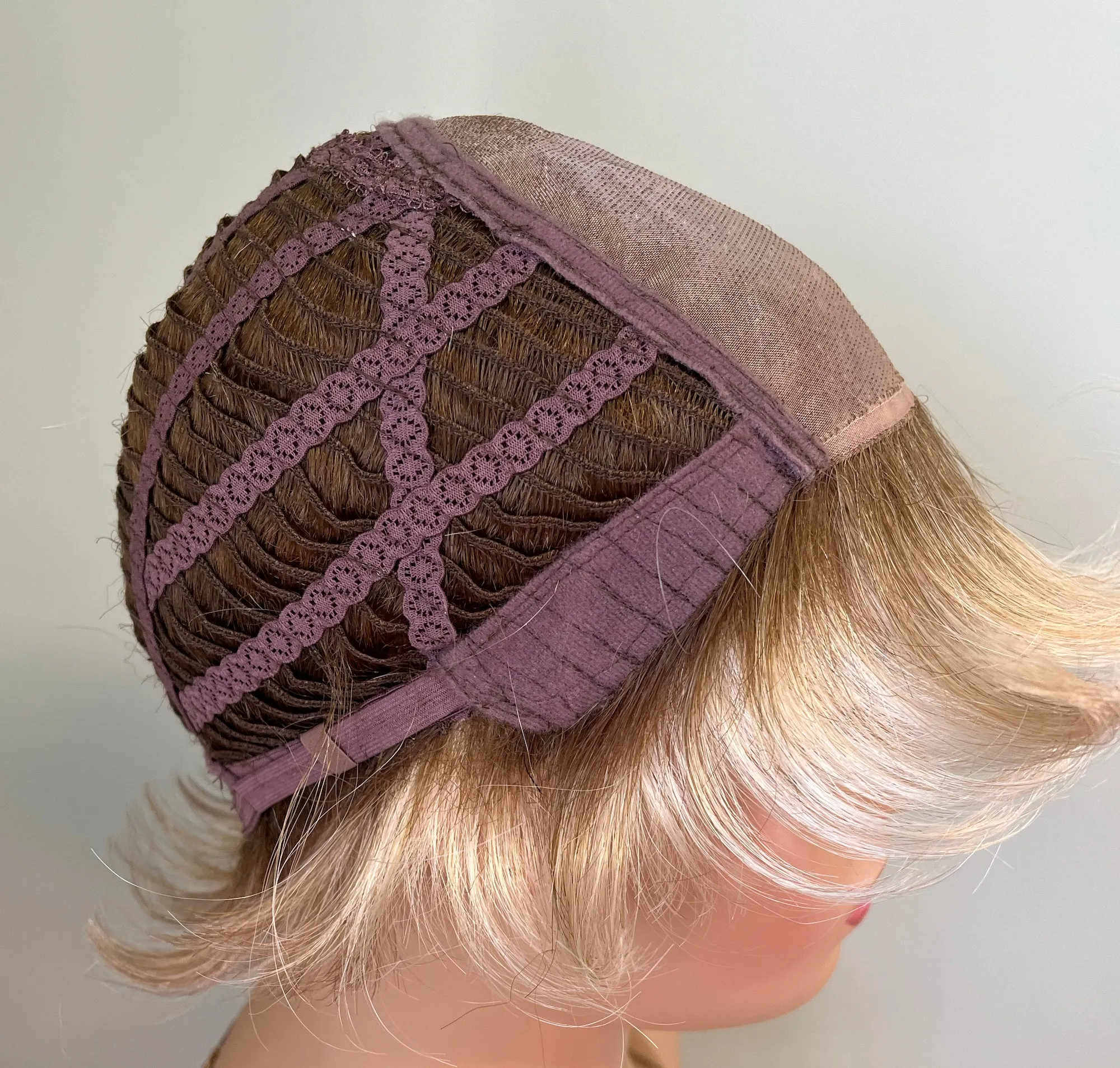 Preloved, brand unknown, Pixie-style wig | Synthetic fibre | Rooted blonde | Average cap | 8″ length