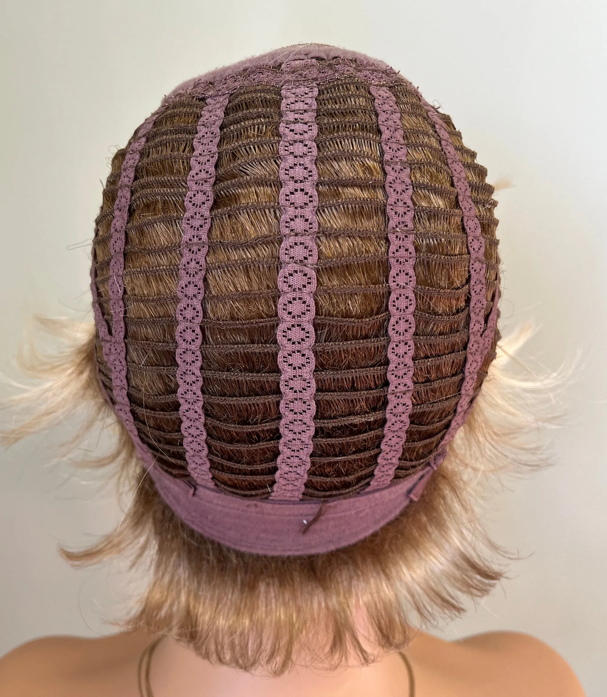Preloved, brand unknown, Pixie-style wig | Synthetic fibre | Rooted blonde | Average cap | 8″ length