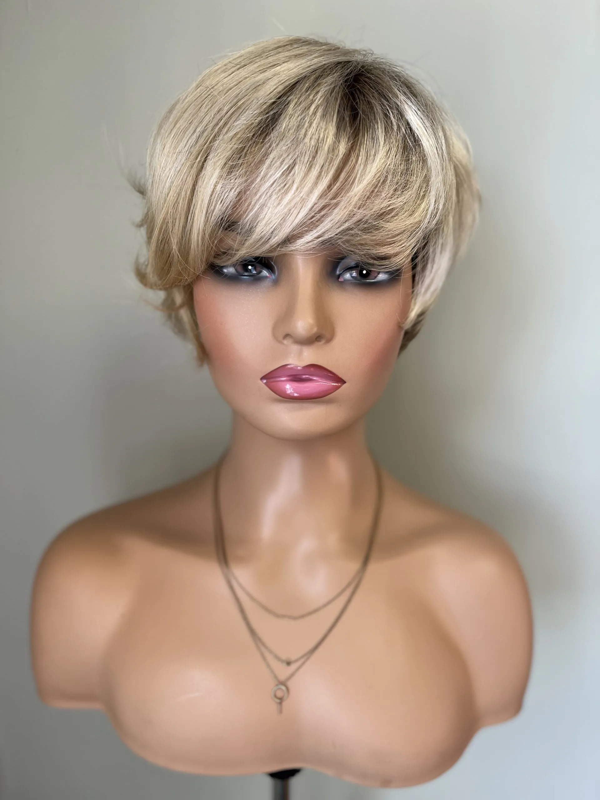 Preloved, brand unknown, Pixie-style wig | Synthetic fibre | Rooted blonde | Average cap | 8″ length