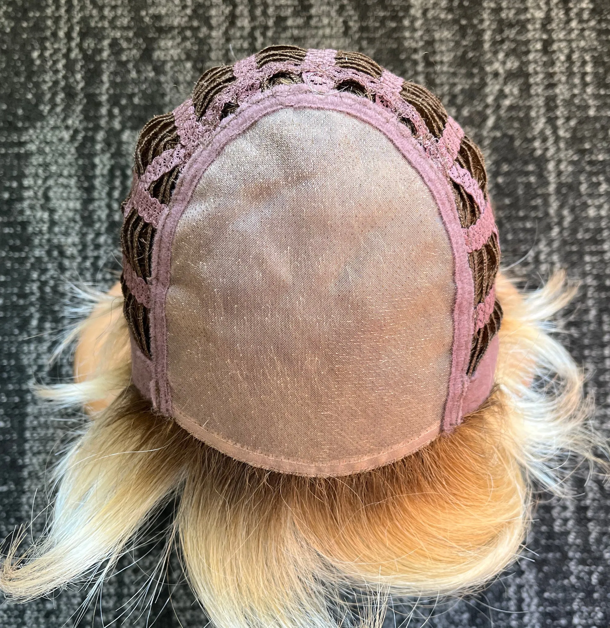 Preloved, brand unknown, Pixie-style wig | Synthetic fibre | Rooted blonde | Average cap | 8″ length