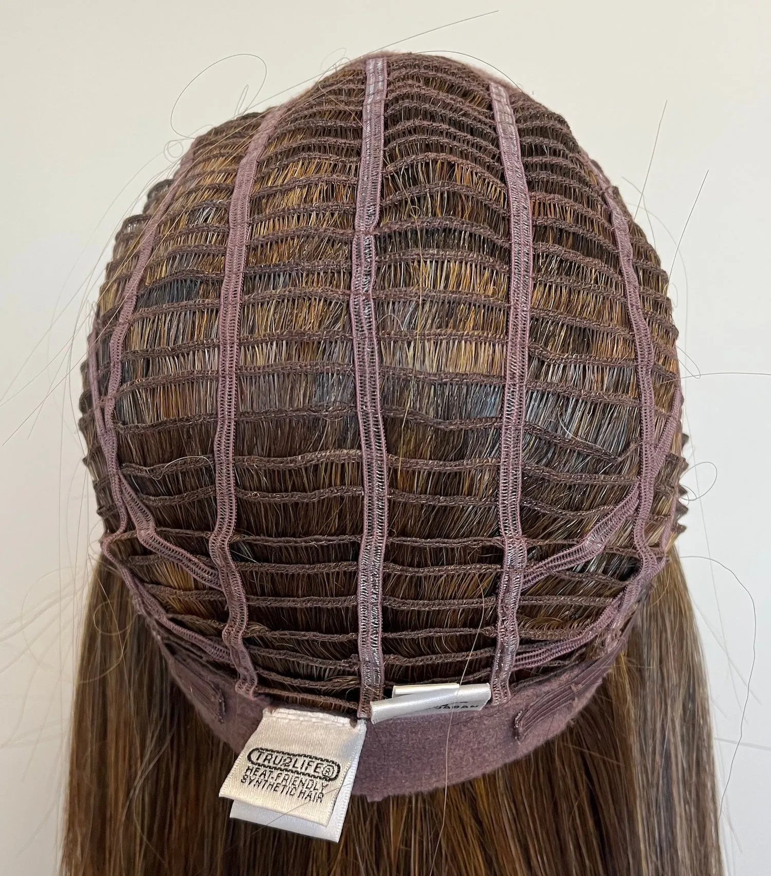 Preloved, Raquel Welch, Show Stopper wig | Heat friendly synthetic| Hazelnut | Average cap | 21" length