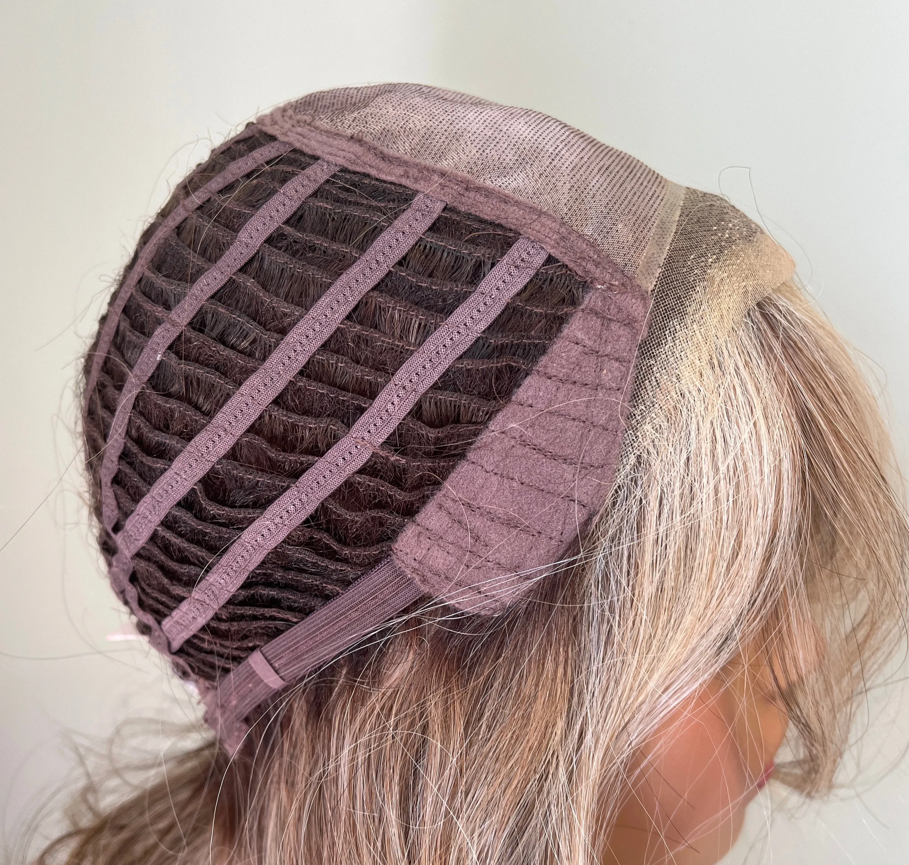 Preloved, Raquel Welch, Simmer wig | Heat-friendly synthetic | Shaded Cappuccino | Average cap | 14" length