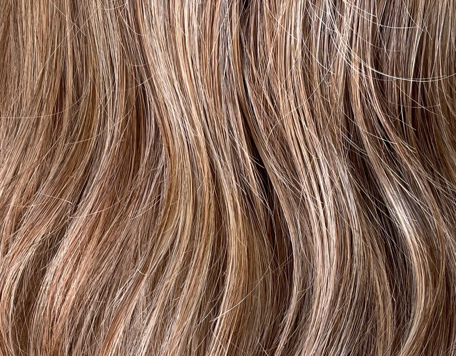 Preloved, Raquel Welch, Simmer wig | Heat-friendly synthetic | Shaded Cappuccino | Average cap | 14" length