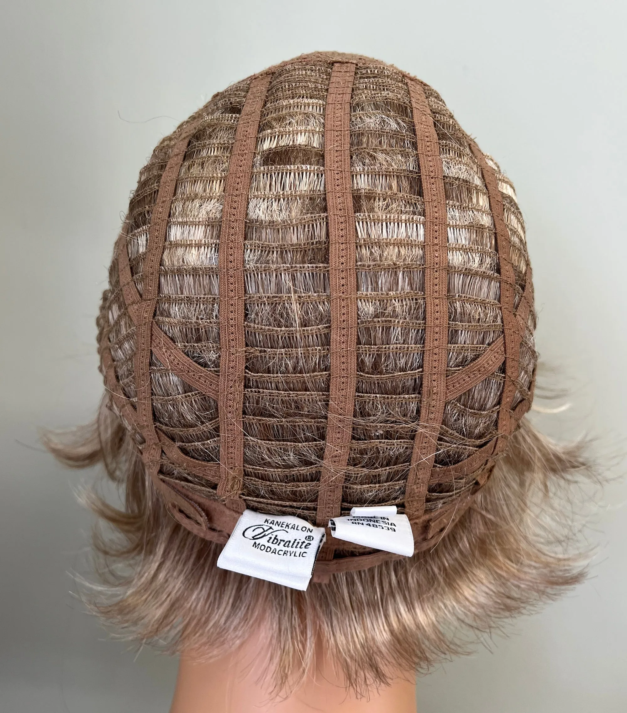 Preloved, Raquel Welch, Voltage wig | Synthetic fibre | Glazed Sand (R16/21S ) | Petite cap | 13" length