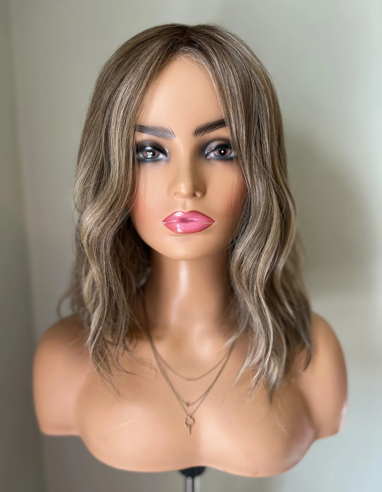 Preloved, Raquel Welch, Wavy Day wig | Synthetic hair | Shaded Iced Cappuccino | M cap | 13.3" length