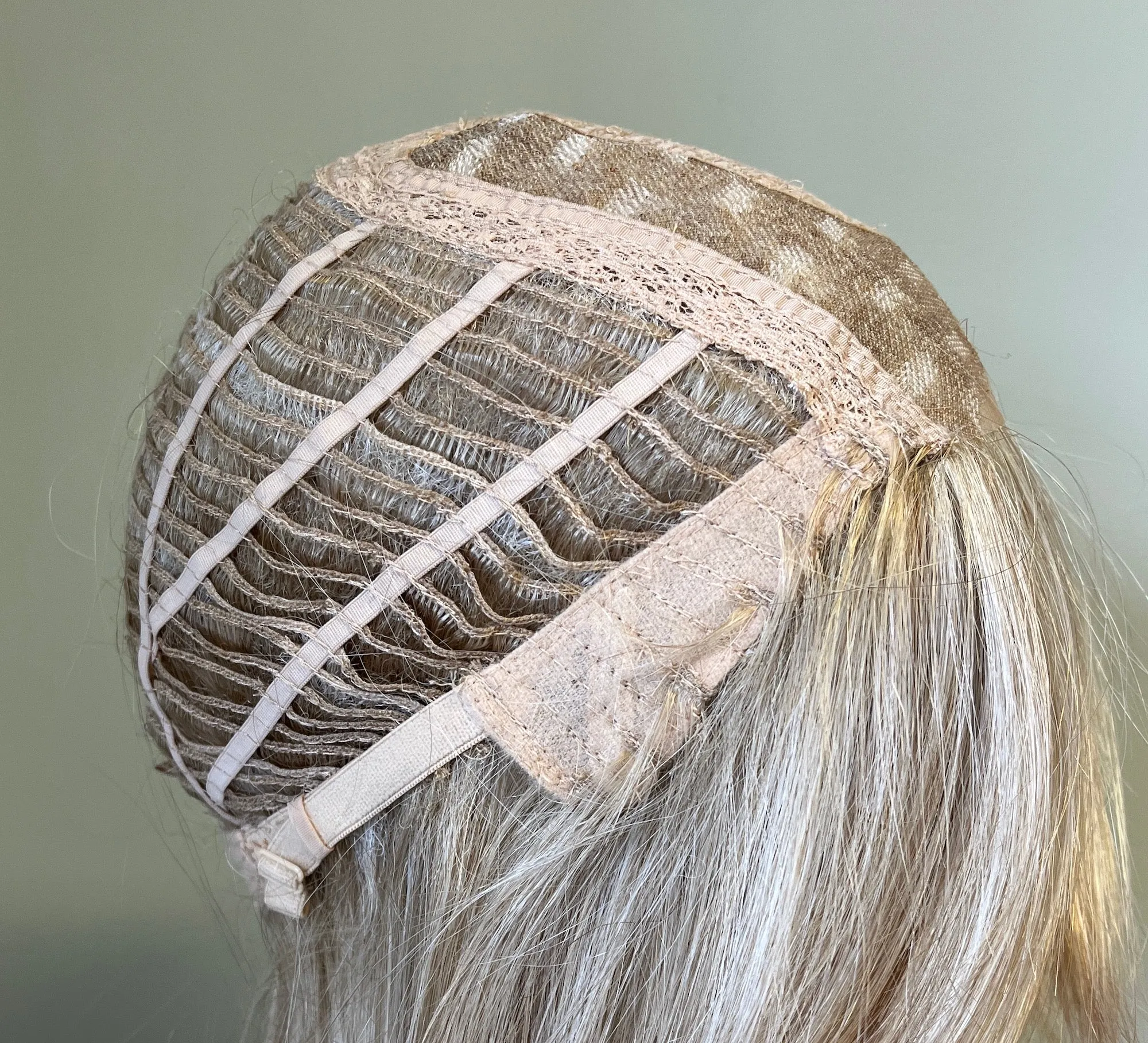 Preloved, Rene of Paris, Zane wig | Synthetic fibre | Creamy Blonde | Average cap size | 9" length