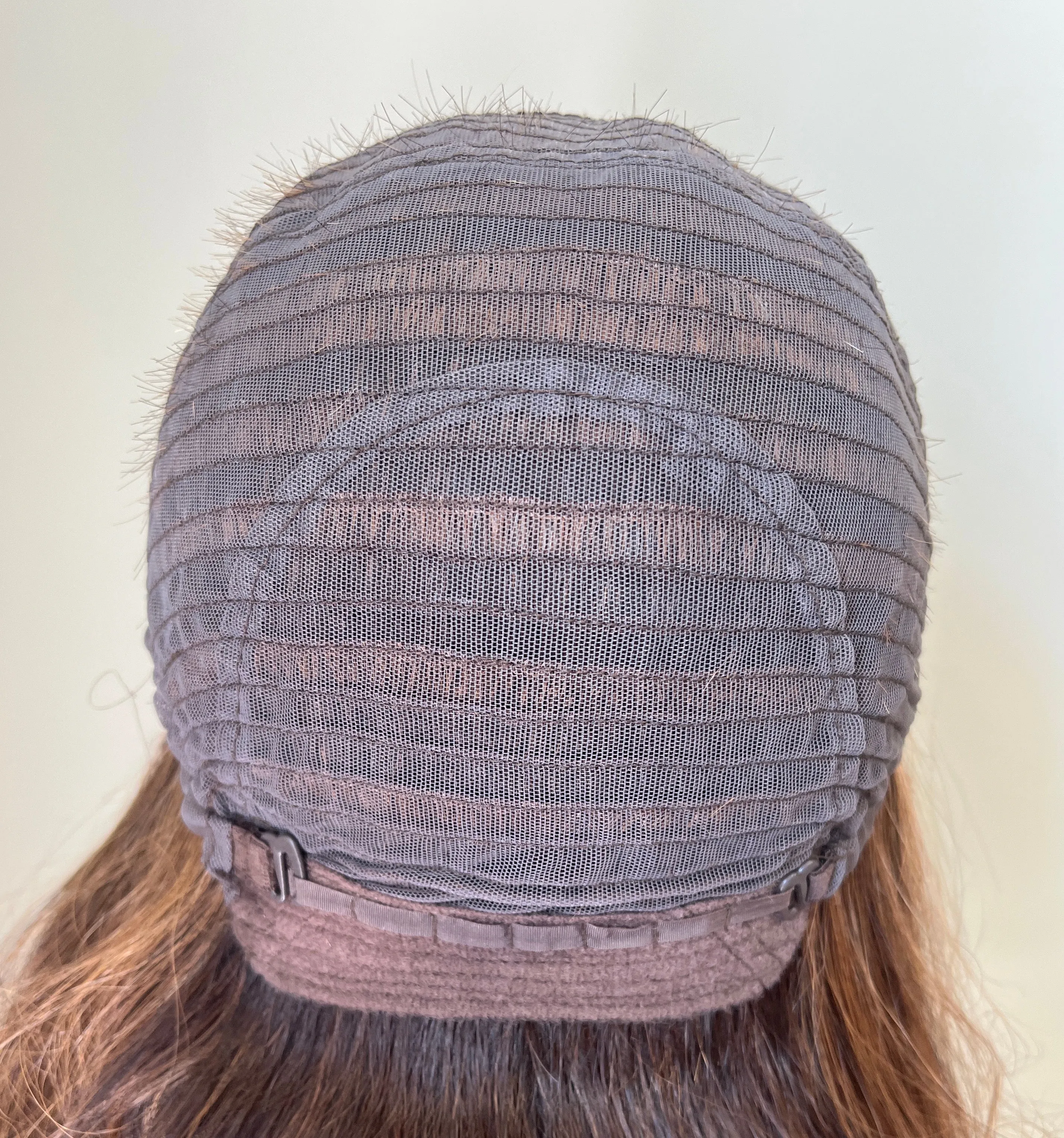 Preloved, Uniwigs, Lea wig | Heat-friendly synthetic | Caramel Kiss | Average cap | 19″ length