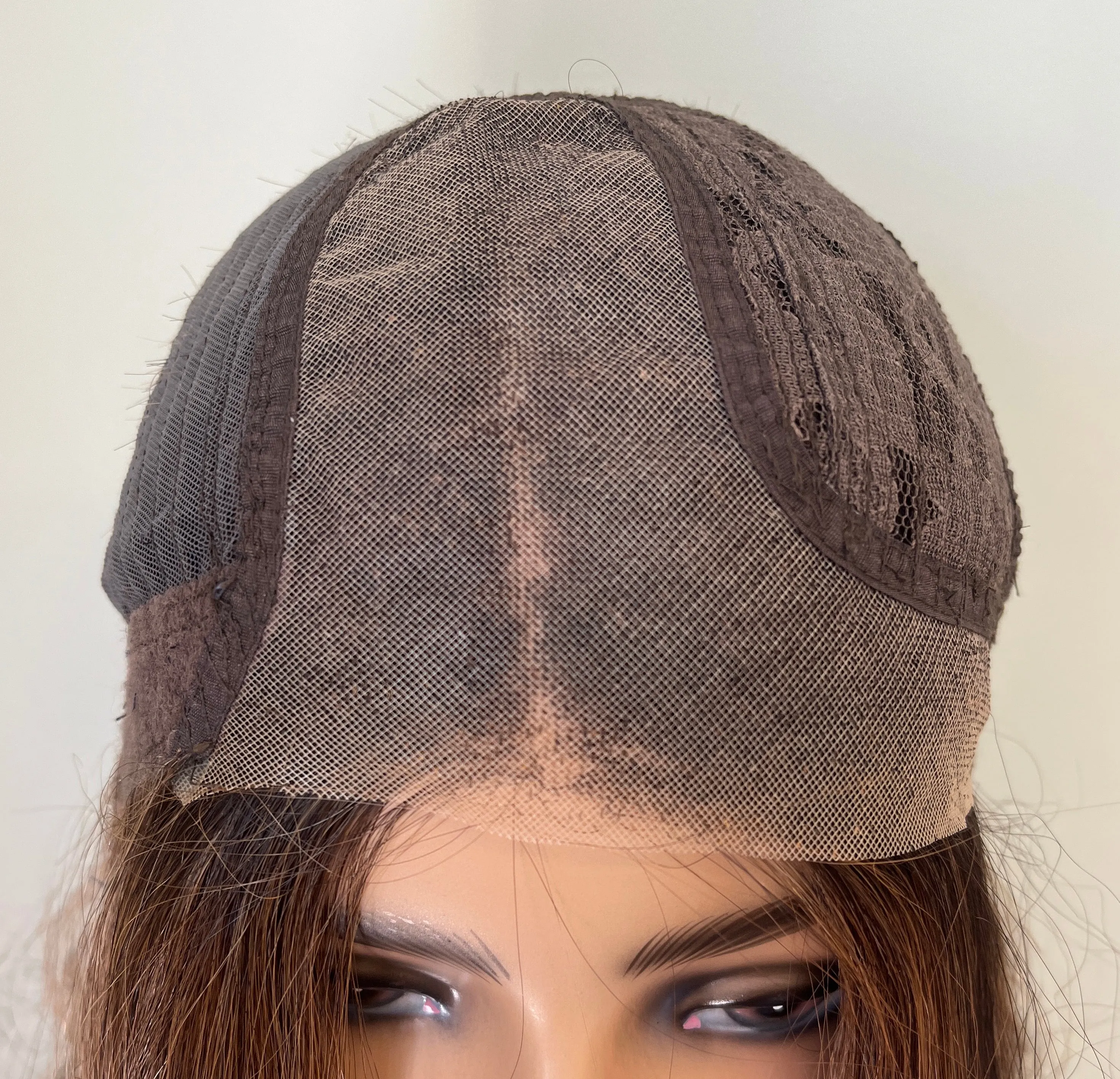 Preloved, Uniwigs, Lea wig | Heat-friendly synthetic | Caramel Kiss | Average cap | 19″ length