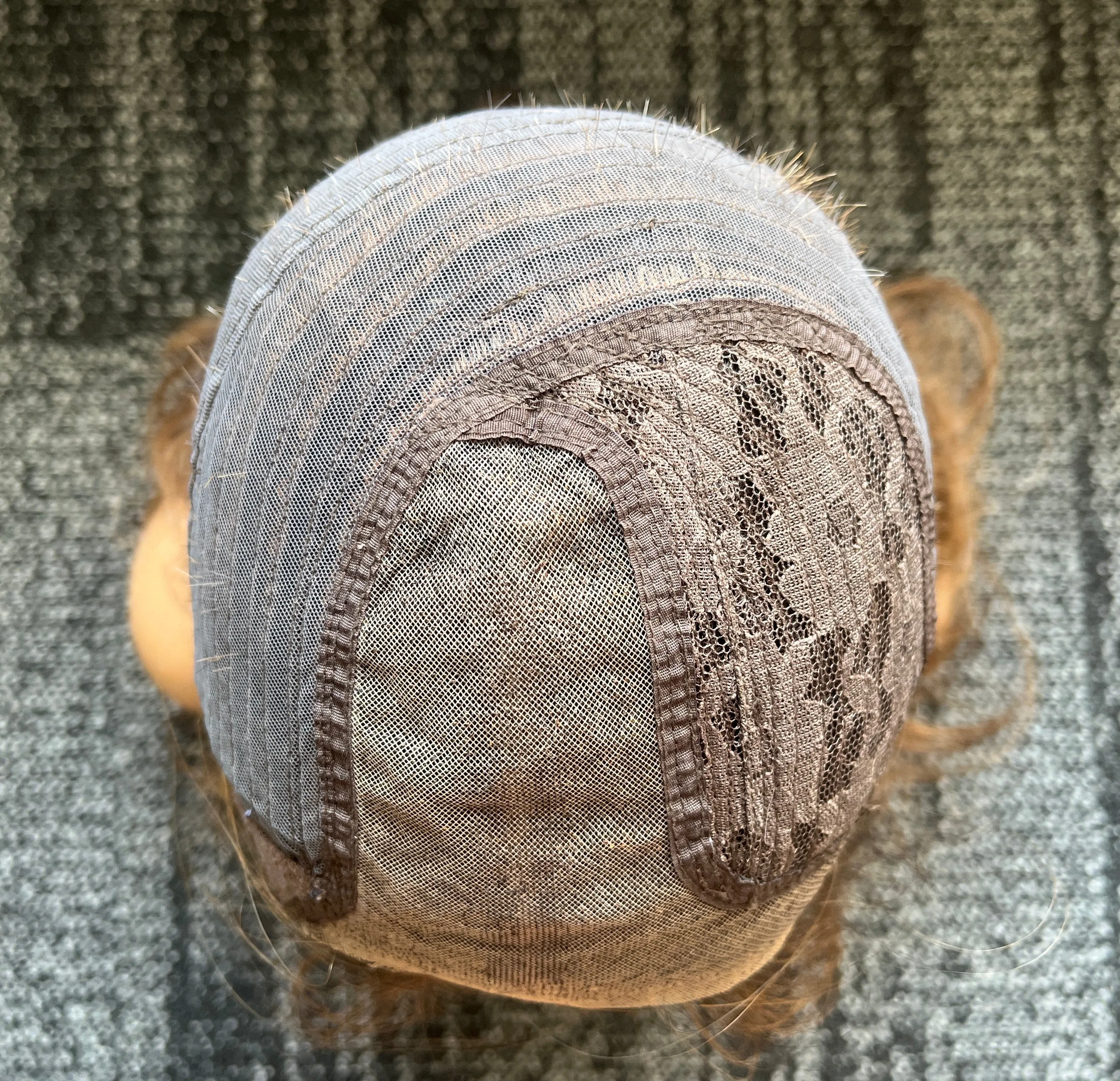 Preloved, Uniwigs, Lea wig | Heat-friendly synthetic | Caramel Kiss | Average cap | 19″ length