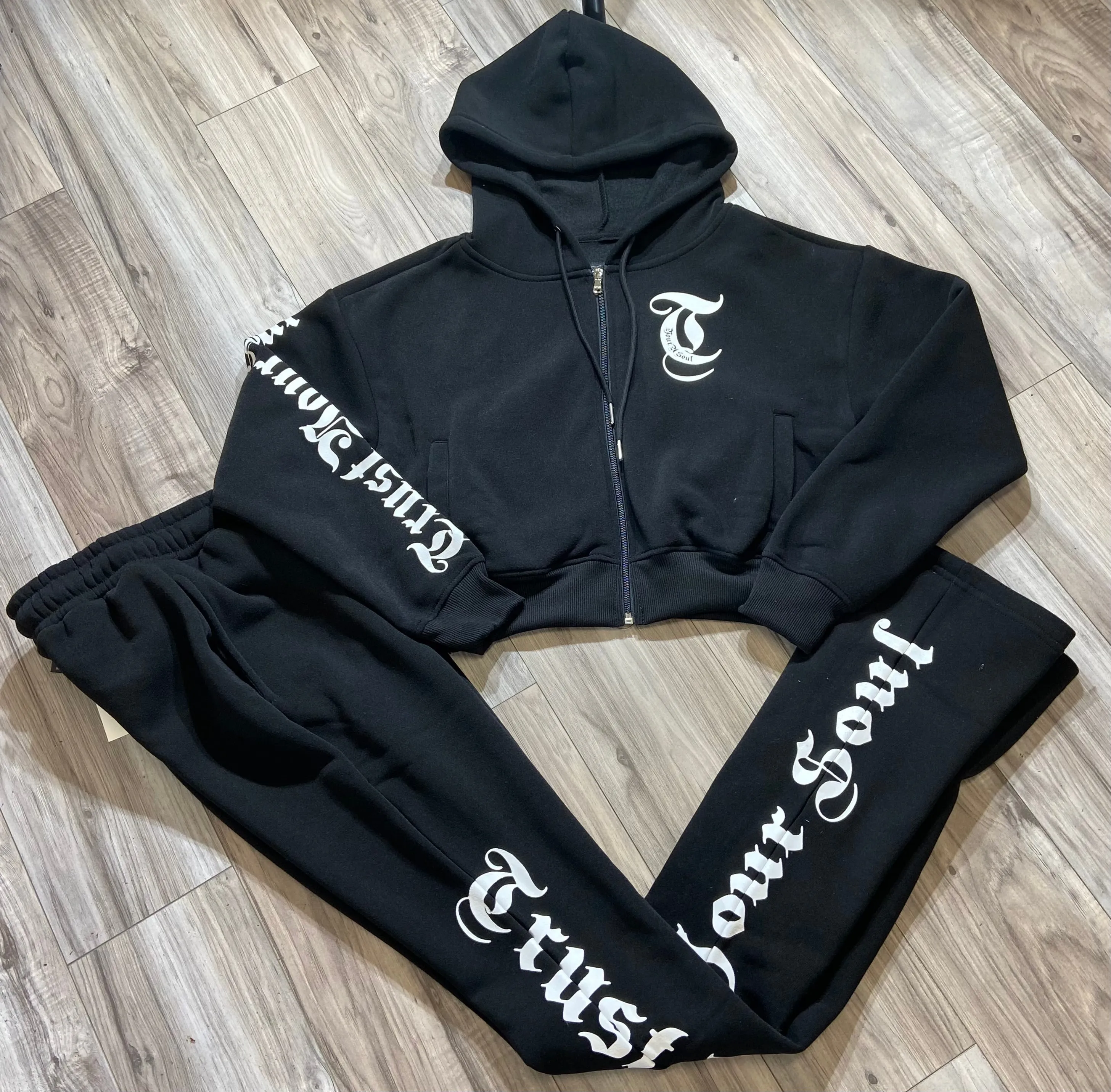 REDFOX "TRUST YOUR SOUL" FLEECE CROP JACKET W/ STACKED PANTS (BLACK)