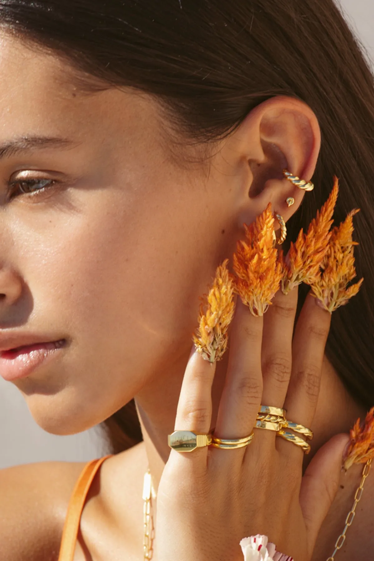 Twisted croissant hoop earring gold plated 13mm