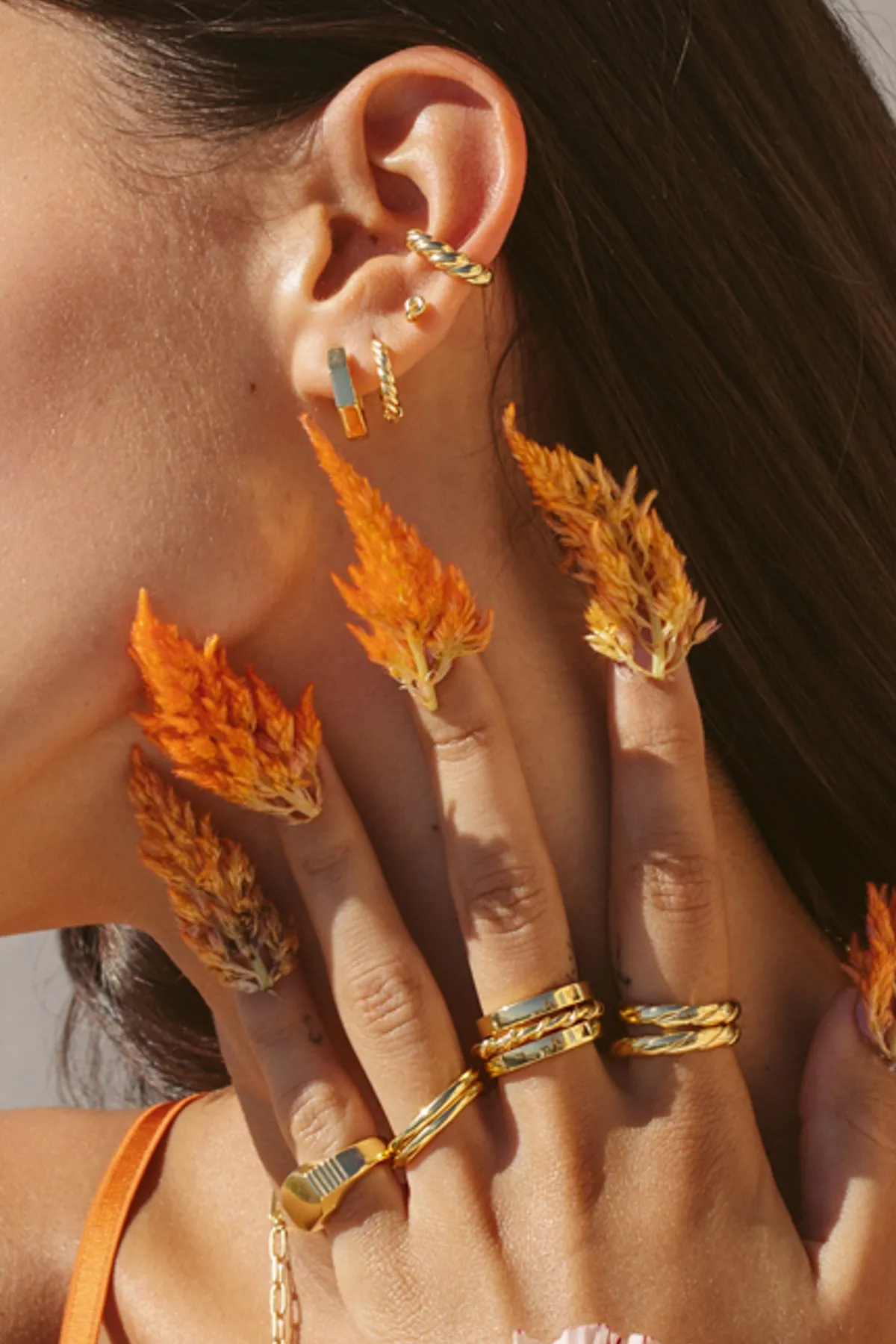 Twisted croissant hoop earring gold plated 13mm