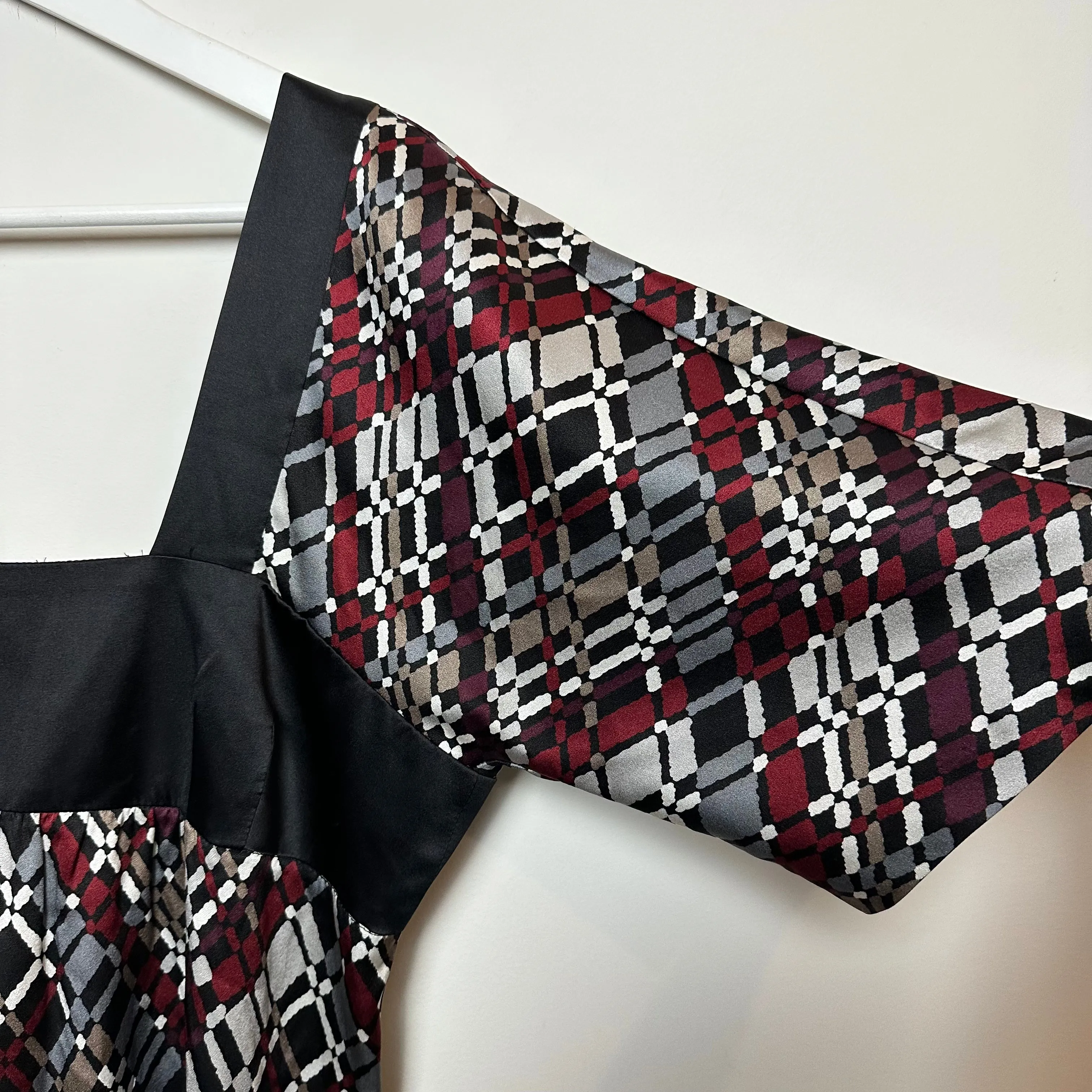 Y2K Trina Turk Silk Dress Geometric Patterned Red Black Grey Kimono Babydoll 12